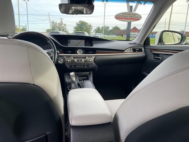 Photo of 2017 Eminent White Pearl Lexus ES 350