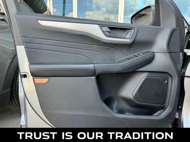Photo of 2022 Iconic Silver Metallic Ford Escape