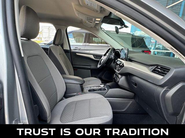 Photo of 2022 Iconic Silver Metallic Ford Escape