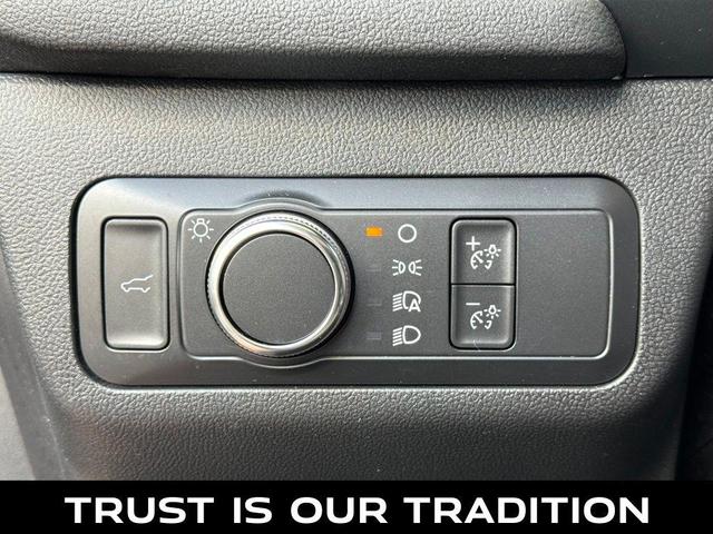 Photo of 2022 Iconic Silver Metallic Ford Escape