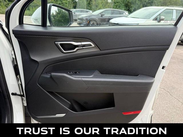 Photo of 2023 Snow White Pearl Kia Sportage Hybrid
