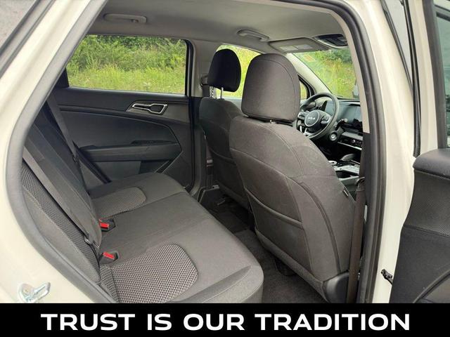 Photo of 2023 Snow White Pearl Kia Sportage Hybrid