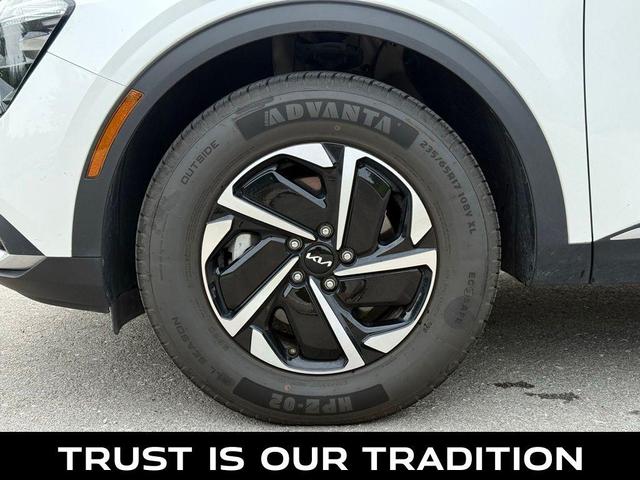 Photo of 2023 Snow White Pearl Kia Sportage Hybrid