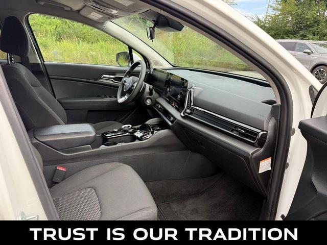 Photo of 2023 Snow White Pearl Kia Sportage Hybrid