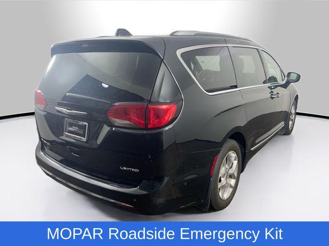 Photo of 2017 Brilliant Black Crystal Pearlcoat Chrysler Pacifica