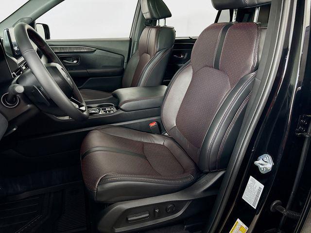 Photo of 2025 Crystal Black Honda Pilot
