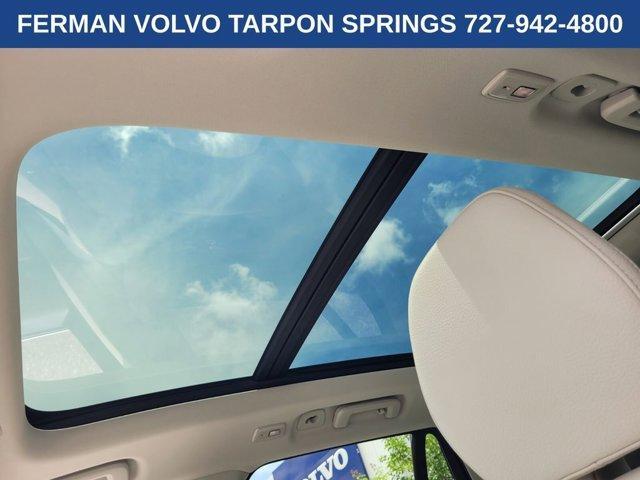 Photo of 2025 Crystal White Volvo XC90