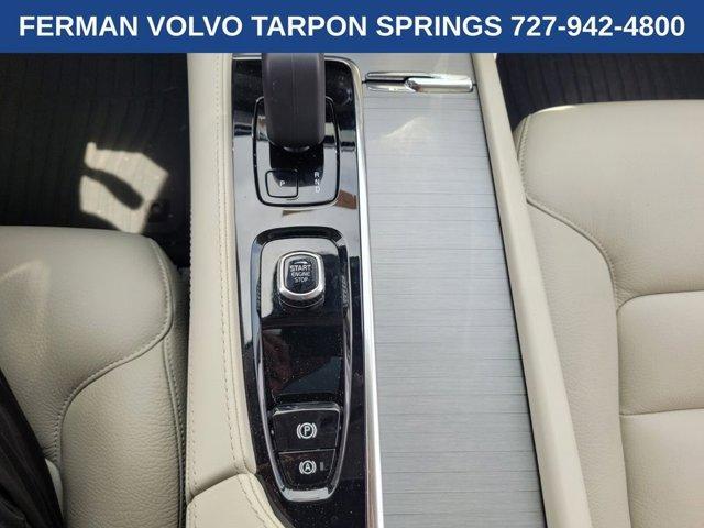 Photo of 2025 Crystal White Volvo XC90