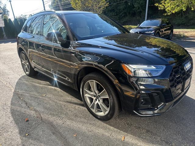Photo of 2025 Mythos Black Metallic Audi Q5
