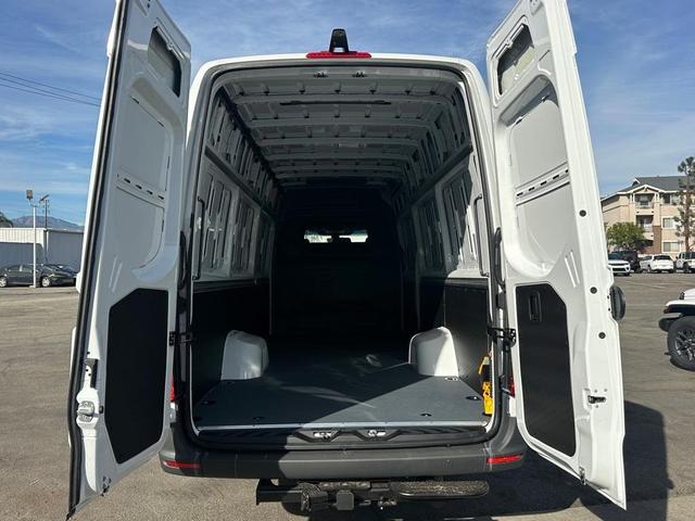 Photo of 2025 Arctic White Mercedes-Benz Sprinter 2500