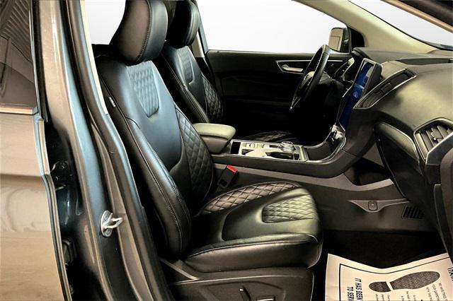 Photo of 2023 Gray Metallic Ford Edge