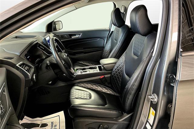 Photo of 2023 Gray Metallic Ford Edge