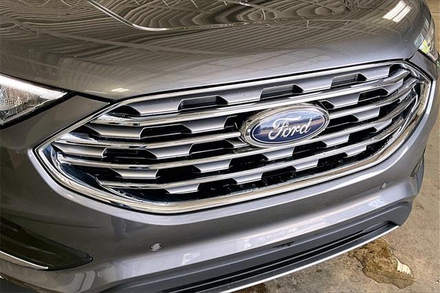 Photo of 2023 Gray Metallic Ford Edge