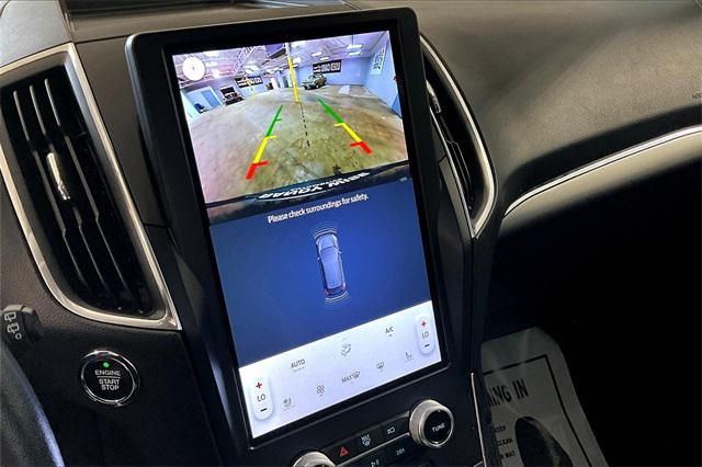 Photo of 2023 Gray Metallic Ford Edge