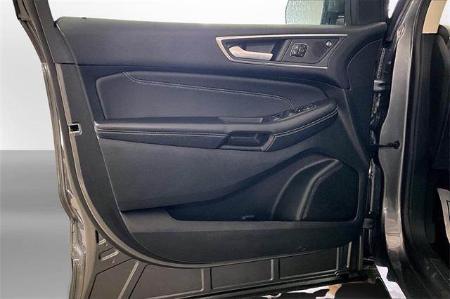 Photo of 2023 Gray Metallic Ford Edge