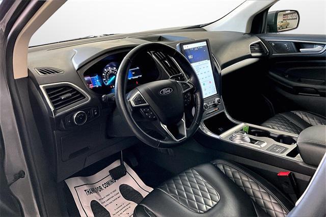 Photo of 2023 Gray Metallic Ford Edge