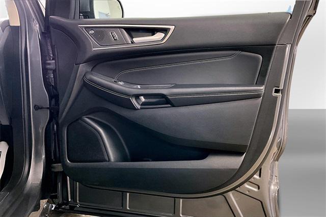 Photo of 2023 Gray Metallic Ford Edge