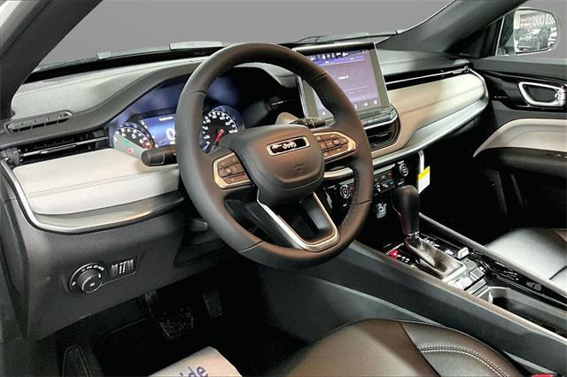Photo of 2025 Bright White Clearcoat Jeep Compass