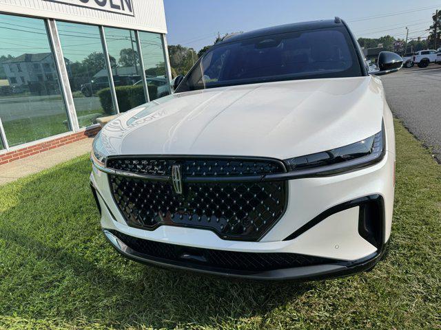 Photo of 2025 White Platinum Metallic Tri-Coat Lincoln Nautilus