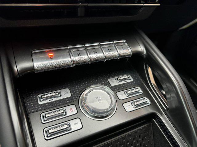Photo of 2025 White Platinum Metallic Tri-Coat Lincoln Nautilus