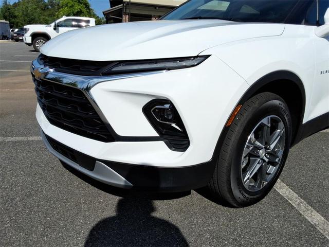 Photo of 2025 Summit White Chevrolet Blazer