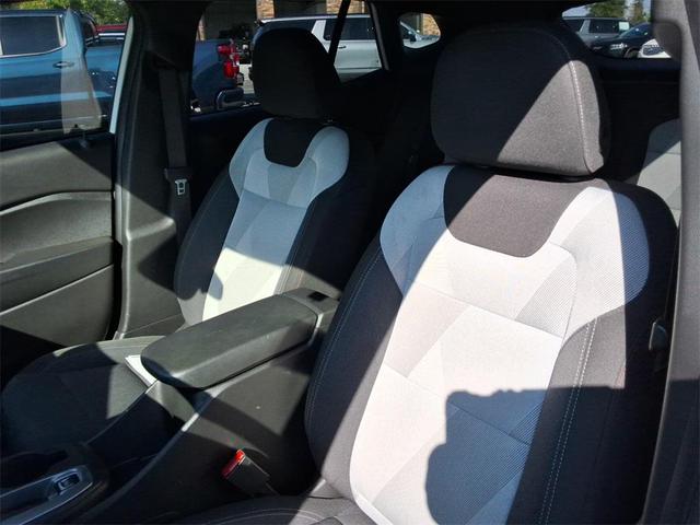 Photo of 2025 Summit White Chevrolet Trax