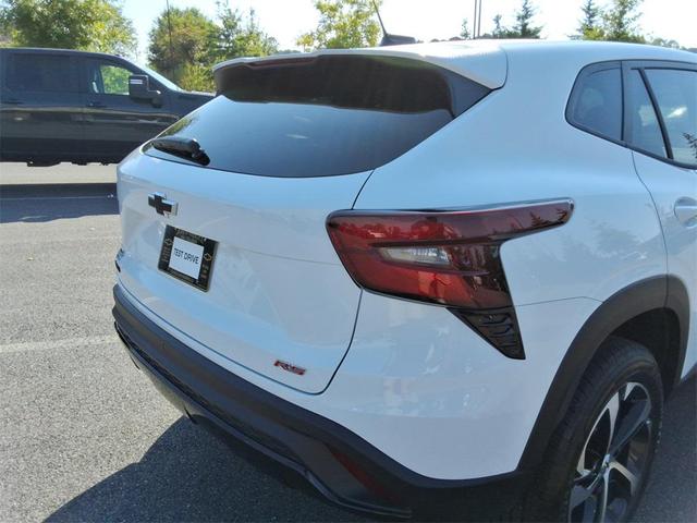 Photo of 2025 Summit White Chevrolet Trax