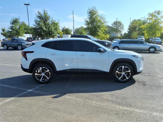 Photo of 2025 Summit White Chevrolet Trax