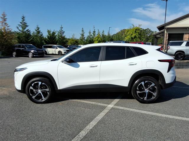 Photo of 2025 Summit White Chevrolet Trax