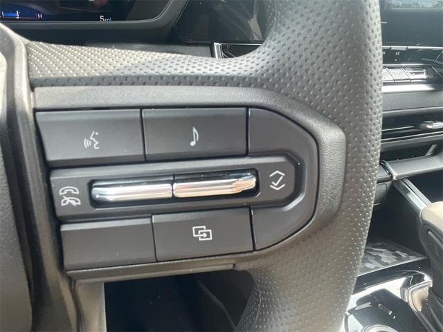 Photo of 2025 Summit White Chevrolet Colorado