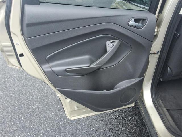 Photo of 2018 White Gold Ford Escape