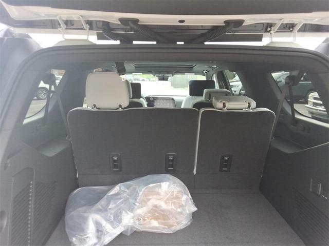 Photo of 2025 Iridescent Pearl Tricoat Chevrolet Suburban