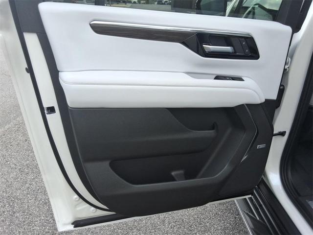 Photo of 2025 Iridescent Pearl Tricoat Chevrolet Suburban