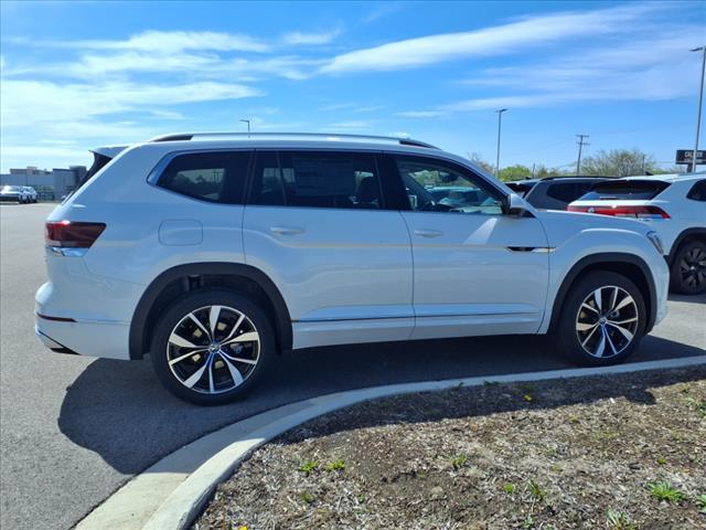 Photo of 2025 Opal White Pearl 0p0p Volkswagen Atlas