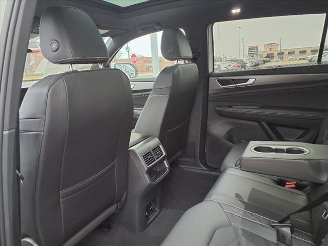 Photo of 2025 Pure White 0q0q Volkswagen Atlas Cross Sport