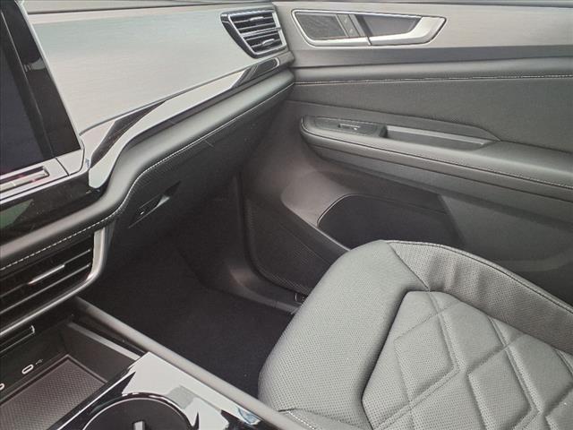 Photo of 2025 Pure White 0q0q Volkswagen Atlas Cross Sport