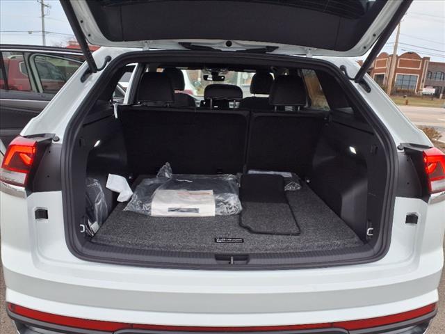 Photo of 2025 Pure White 0q0q Volkswagen Atlas Cross Sport