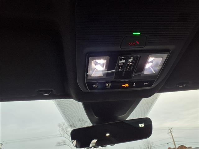 Photo of 2025 Pure White 0q0q Volkswagen Atlas Cross Sport