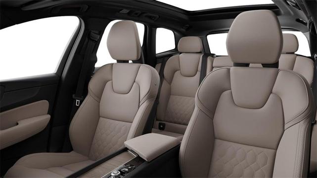 Photo of 2026 Crystal White Volvo XC60