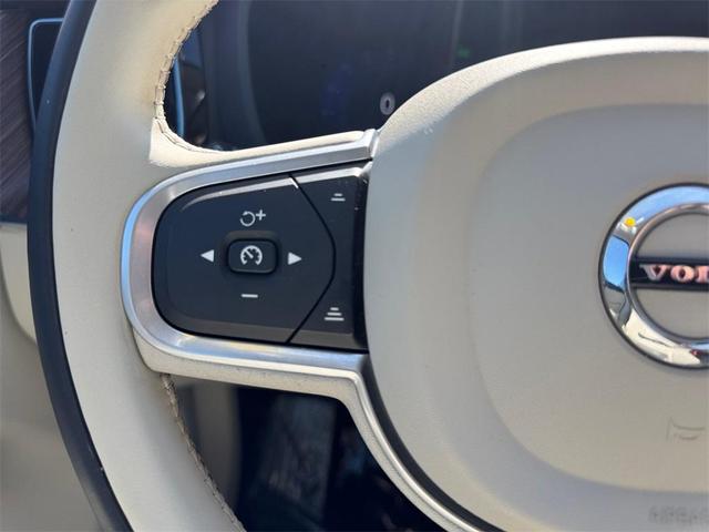 Photo of 2022 Fusion Red Volvo XC60
