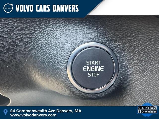 Photo of 2025 Onyx Black Metallic Volvo XC40