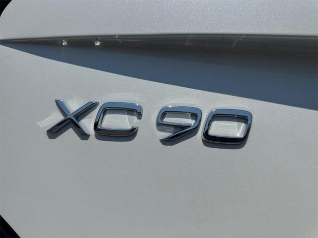 Photo of 2026 Crystal White Pearl Volvo XC90