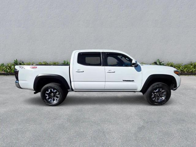 Photo of 2018 Super White Toyota Tacoma
