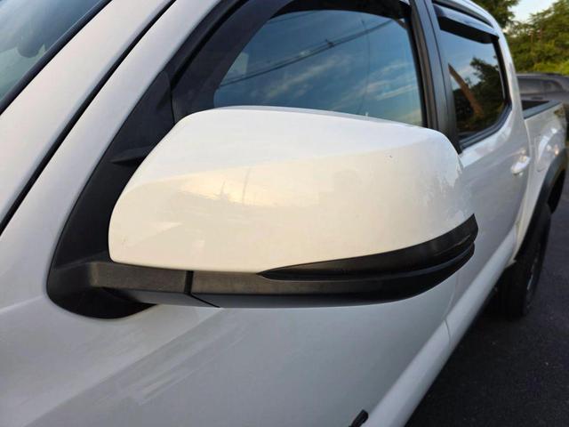 Photo of 2018 Super White Toyota Tacoma