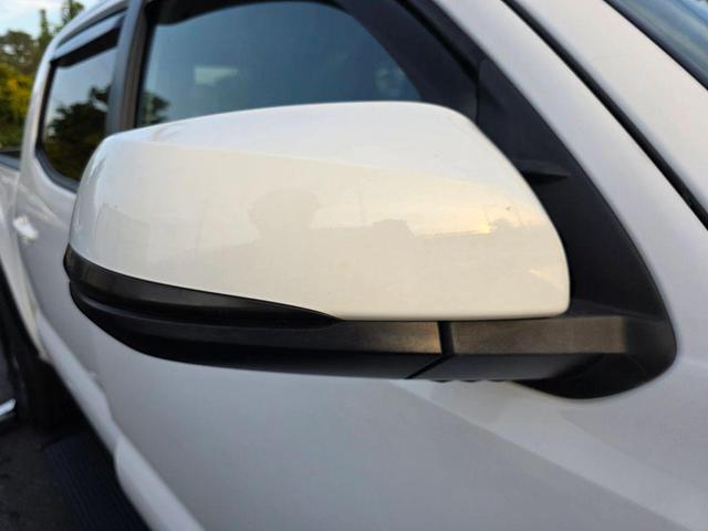 Photo of 2018 Super White Toyota Tacoma