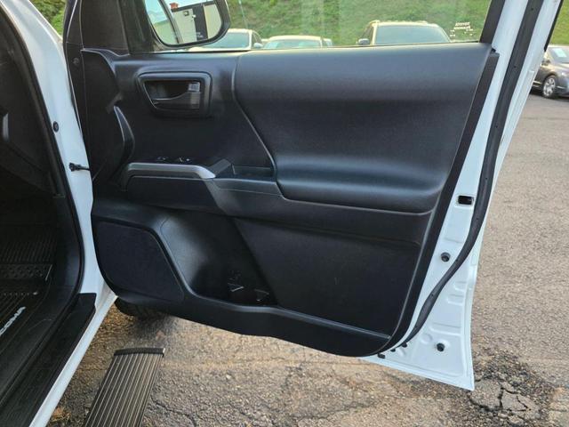 Photo of 2018 Super White Toyota Tacoma