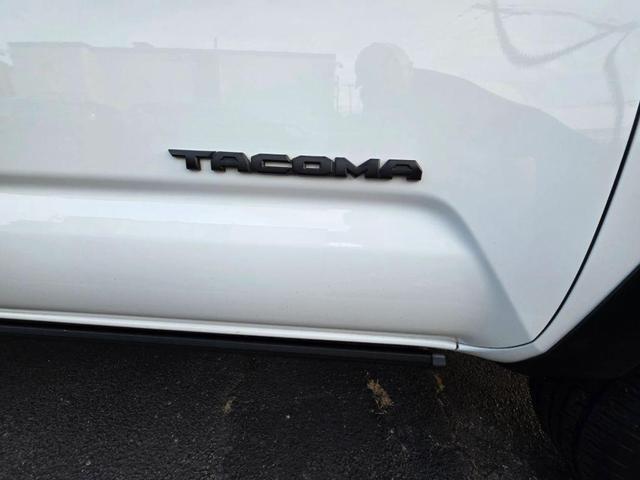 Photo of 2018 Super White Toyota Tacoma