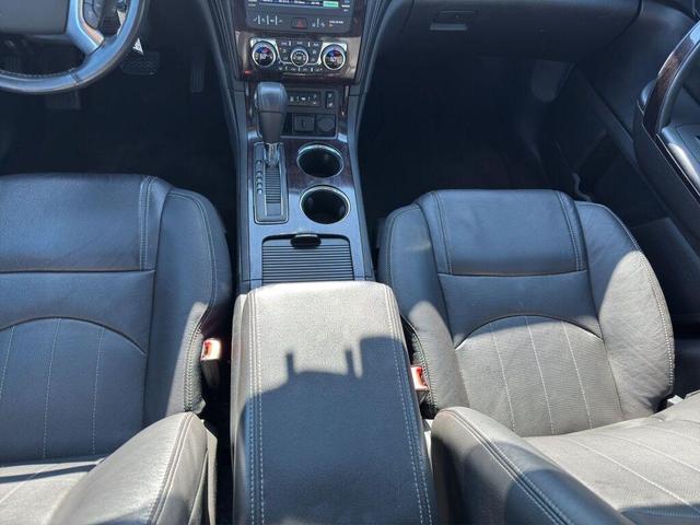 Photo of 2017 Iridescent Pearl Tricoat Chevrolet Traverse