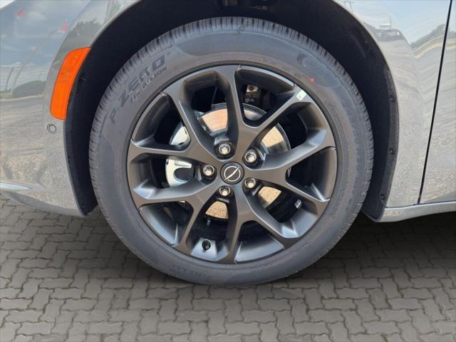 Photo of 2025 Ceramic Gray Clearcoat Chrysler Pacifica