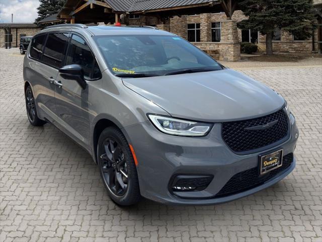 Photo of 2025 Ceramic Gray Clearcoat Chrysler Pacifica